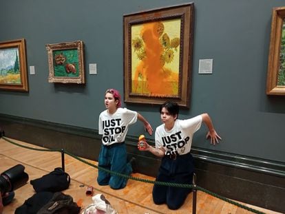 Dos activistas vierten sopa de tomate sobre 'Los girasoles', de Van Gogh, en la National Gallery de Londres.