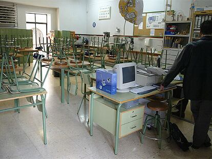 Una de las aulas del instituto Lluís Vives, vacías ayer por la mañana.
