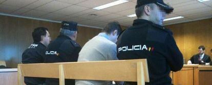 El polic&iacute;a y el atacante, durante el juicio celebrado en noviembre.