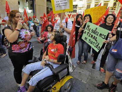 Protesta de trabajadores, familiares y usuarios de entidades que atienden a dependientes ayer, en Valencia. / jos&eacute; jord&aacute;n