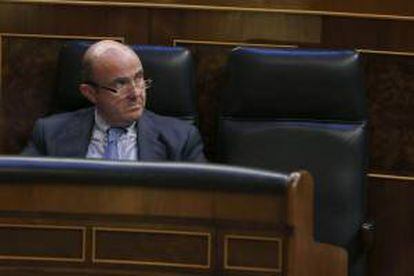 El ministro de Economía, Luis de Guindos, durante la sesión de control al Gobierno en el Congreso de los Diputados. EFE/Archivo