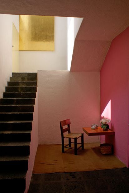 La luz, los brillantes colores de Barragán y sus exquisitas texturas modulan y matizan cada uno de sus espacios de esta casa. 