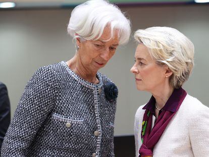 La presidenta de la Comisión Europea, Ursula von der Leyen, a la derecha, y la presidenta del Banco Central Europeo, Christine Lagarde.