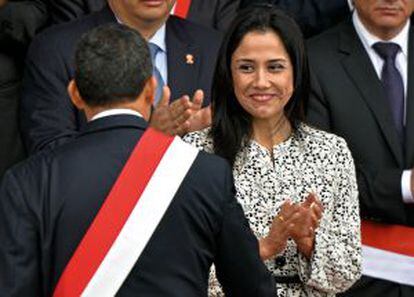 Humala, de espaldas, recibe el aplauso de su esposa durante un desfile militar en 2013 en Lima.