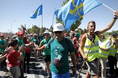 Cientos de personas han formada un pasillo a los mineros asturianos, leoneses y palentinos de la Marcha Negra desde el norte, a su llegada al polideportivo de Collado Villalba (Madrid).
