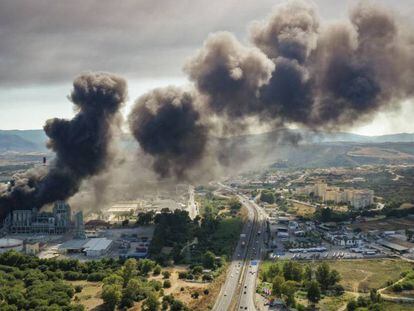 Incendio en los almacenes de la fábrica Indorama situada en San Roque, Cádiz.