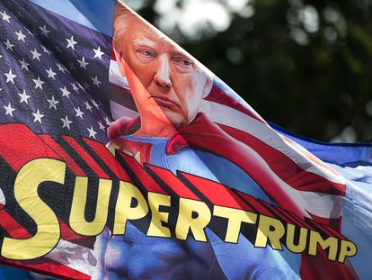 Una bandera en la que Trump aparece caracterizado como Superman, en Salem, Carolina del Norte.