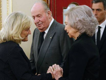 Los reyes eméritos Juan Carlos y Sofía dan el pésame a la viuda del exvicepresidente del Gobierno Alfredo Pérez Rubalcaba, Pilar Goya (i), en la capilla ardiente instalada en el Congreso de los Diputados.