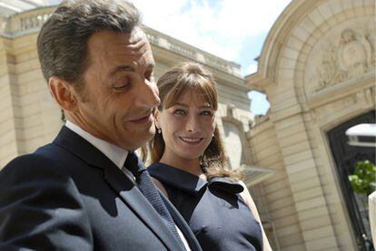 El presidente francés Nicolas Sarkozy en compañía de su mujer, la cantante italiana Carla Bruni