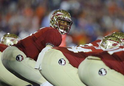 Los jugadores de Florida en formación esperan las instrucciones del quarterback Jameis Winston 