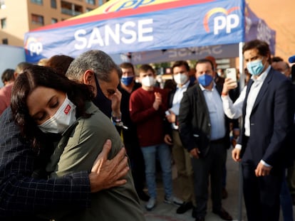 Toni Cantó e Isabel Díaz Ayuso se abrazan en un acto del PP en San Sebastián de los Reyes (Madrid) este miércoles.