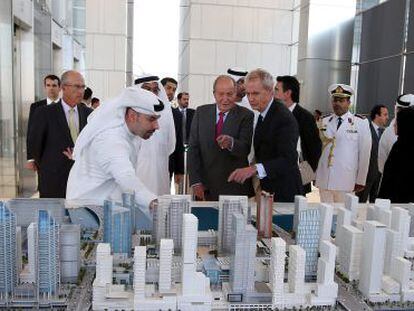 En el centro, el rey honor&iacute;fico Juan Carlos I y el ministro de Defensa, Pedro Moren&eacute;s, observando una maqueta de la nueva ciudad financiera de Abu Dabi en abril de 2014. 