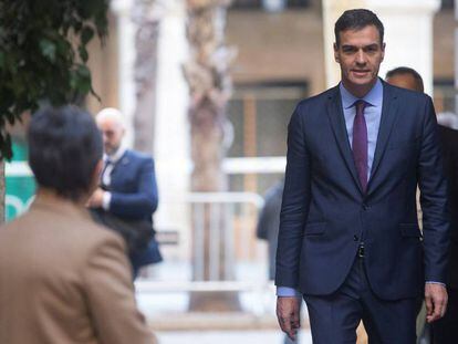 El presidente del Gobierno, Pedro Sánchez, a su llegada a la reunión del Consejo de Ministros en la Llotja de Mar de Barcelona. 