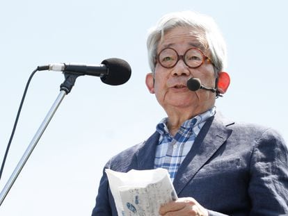 El escritor Kenzaburo Oé, en un acto contra las armas nucleares en 2012 en Tokio.