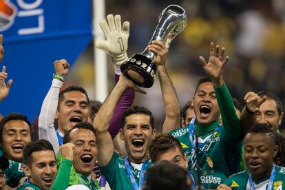 Rafael Márquez, a former Atlas player, lifts the Liga MX title with León in 2013.