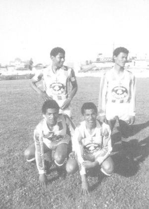 Vicente Engonga (arriba a la izquierda) y sus hermanos Rafa, Óscar —padre de Igor— y Julio, estos dos agachados, se alinearon juntos en un Gimnástica-Getxo de septiembre de 1985.