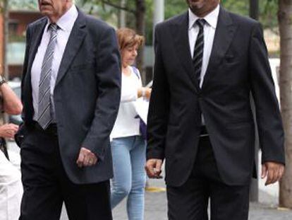 Daniel Osácar, a la izquierda, junto a su abogado, a su llegada a la Ciudad de la Justicia de Barcelona.