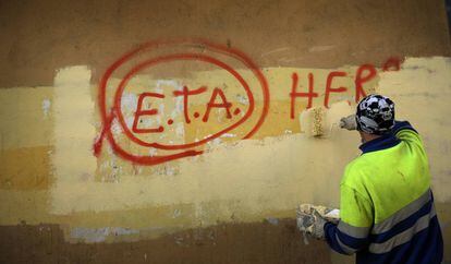 Un trabajador municipal elimina una pintada a favor de ETA en Guernika, en 2011.