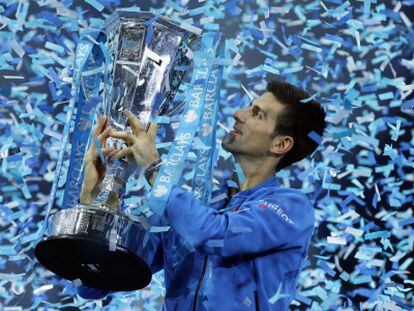 Djokovic posa con el trofeo de campe&oacute;n.