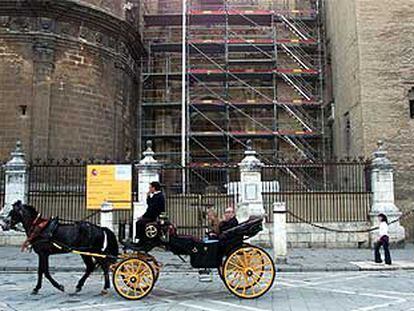Coche de caballos frente a la catedral de Sevilla