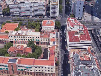 A la izquierda, el antiguo edificio de Defensa en la calle de Raimundo Fern&aacute;ndez Villaverde, donde est&aacute; planeado el Residencial Maravillas, en una imagen de Google Earth.