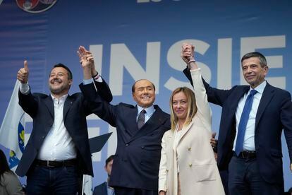 De izquierda a derecha, Matteo Salvini, de la Liga; Silvio Berlusconi, de Forza Italia; Giorgia Meloni, de Hermanos de Italia, y Maurizio Lupi, de Nosotros con Italia, en el mitin de final de campaña de las elecciones italianas.