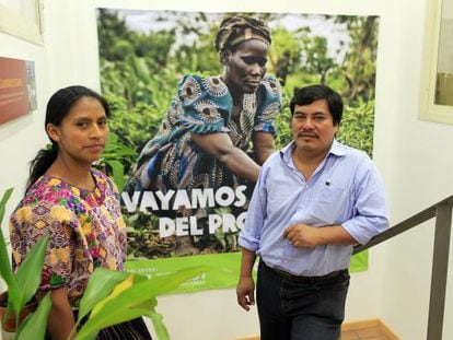 Daniel Pascual, coordinador del Comit&eacute; de Unidad Campesina de Guatemala, y Mar&iacute;a Josefa Macz, subcoordinadora general, india maya q&acute;ueqch&igrave;, del Valle del Polochic, hoy en Madrid.