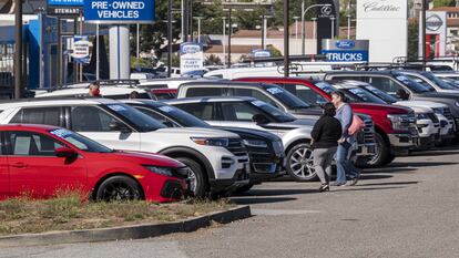Clientes en un concesionario que vende coches de gasolina en Colma, California (Estados Unidos), el 22 de julio de 2022.
