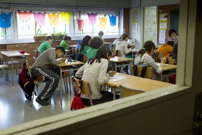 Alumnos de un colegio de Barcelona durante un examen.
