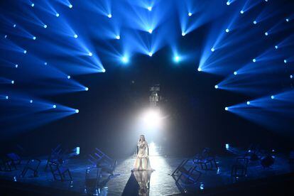 La cantante Amanda Georgiadi Tenfjord actuando para Grecia en la primera semifinal del Festival de Eurovisión de 2022 .