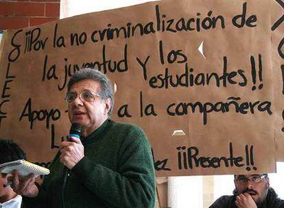 El catedrático Alberto Hijar se dirije a estudiantes de la UNAM en un acto sobre el ataque a las FARC.