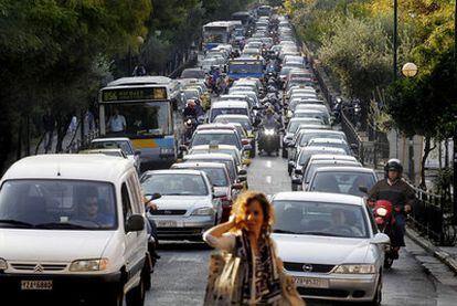 Atasco en Atenas debido a la huelga de 24 horas que convocaron ayer los trabajadores del metro.