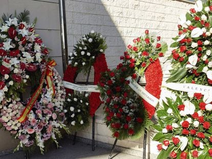 Coronas de flores en el funeral por Rita Barberá