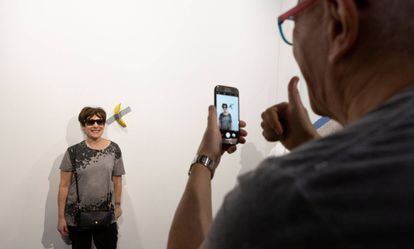 Una mujer se fotografía junto a la obra 'Comedian', el sábado en Miami.
