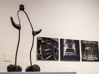 'Dona', creada per Miró el 1970, amb les fotos de Gomis de ferros de la Sagrada Família. 