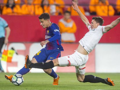 Lenglet le cierra el paso a Coutinho. 