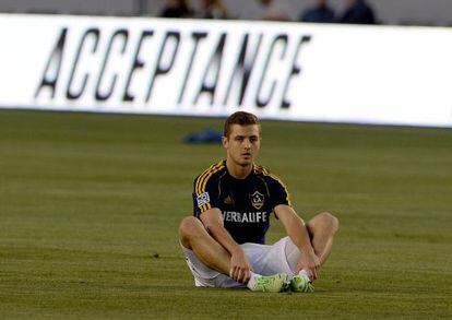 Robbie Rogers, en el campo del Los Angeles Galaxy.