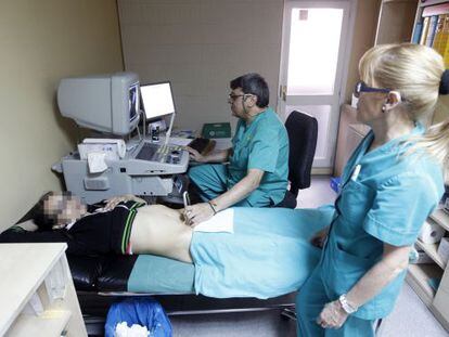 Un m&eacute;dico realiza una exploraci&oacute;n ginecol&oacute;gica a una paciente