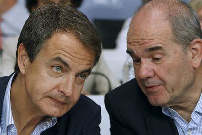 José Luis Rodríguez Zapatero y Manuel Chaves al comienzo de la reunión de la Ejecutiva del PSOE.