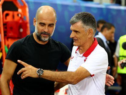 Los entrenadores Pep Guardiola y José Mendilibar se saludan antes del partido.