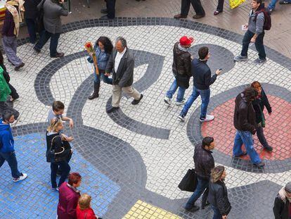 Vianants passejant pel mosaic de Joan Miró a la Rambla.