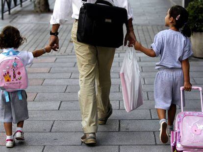 Un padre lleva a sus hijas al colegio, en Madrid. 