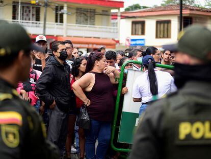 People await information from their inmate relatives outside the Tulua prison after an attempted riot that caused a fire where several prisoners were dead and injured, in Tulua, Colombia June 28, 2022. REUTERS/Edwin Rodriguez Pipicano NO RESALES. NO ARCHIVES