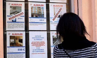 Escaparate con viviendas en alquiler en Madrid. 