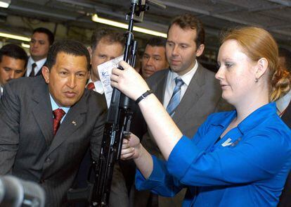 Hugo Chávez observa un rifle de asalto Kaláshnikov en la fábrica que los produce en Izhevsk, en 2006.