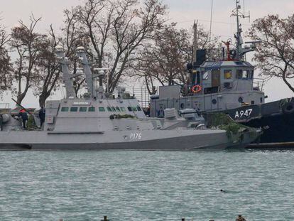 Barcos militares ucranios, en el estrecho de Kerch (Crimea) el 26 de noviembre de 2018.