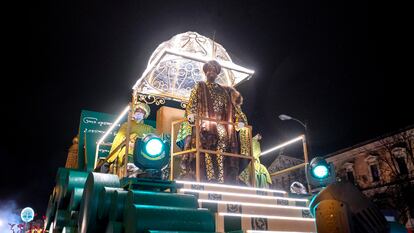 La carroza del Rey Baltasar en la cabalgata de Reyes.