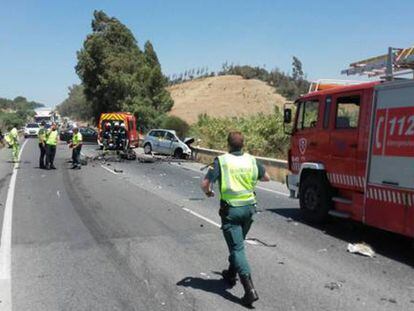 Agentes acuden al lugar del accidente, en la A-357 de Málaga.