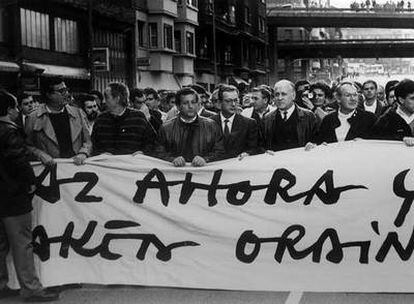 Cabecera de la manifestación de marzo de 1989, con Txiki Benegas, Xabier Arzalluz, José Antonio Ardanza y Ramón Jáuregui, entre otros.