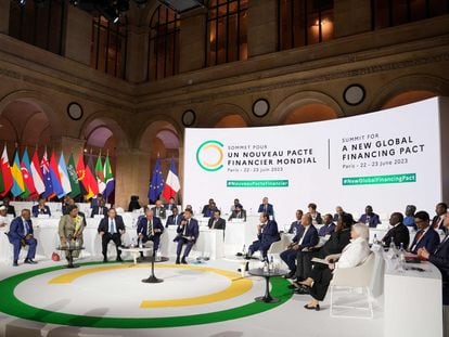 Mandatarios de Barbados, Francia, Etiopía, Brasil, EE UU y otros países durante la cumbre, el 23 de junio en París.